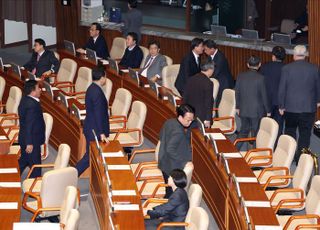 '尹 탄핵안 폐기'에…민주당 "계속 추진" vs 국민의힘 "위기 수습"