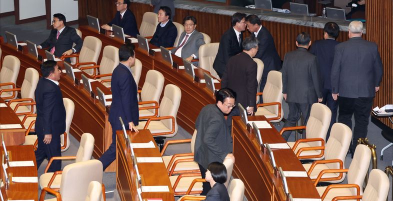 '尹 탄핵안 폐기'에…민주당 "계속 추진" vs 국민의힘 "위기 수습"