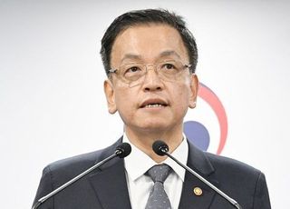 최상목 “국제 신용평가사 직접 만나 대외 신인도 하락 막겠다”