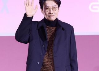 '오징어 게임2' 황동혁 감독 "'비상계엄 사태' 화나…조속히 해결되길"