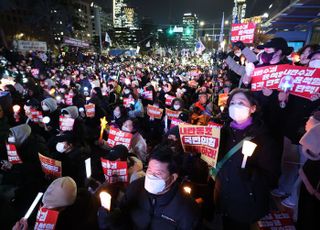 평일 저녁에도 국회 앞 '촛불' 집결