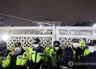 계엄 당일 경찰 무전기록 보니…"국회의원 포함해서 전원 통제"