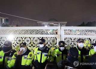 계엄 당일 경찰 무전기록 보니…"국회의원 포함해서 전원 통제"