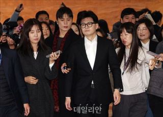 한동훈, 尹 탄핵 가결에 "무겁게 받아들여…당대표 직무 수행할 것"