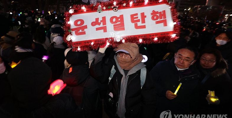 외신 "尹, 배우자가 가장 큰 부담…계엄 도박수가 몰락 자초"