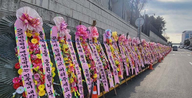 1개 5000원 어묵부터 애물단지 화환까지…성숙한 시민의식만 있는 건 아니었다 [데일리안이 간다 109]