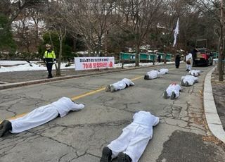 용인대 청소노동자 노조 파업…"정년 단축 시 9명 해고 위기"