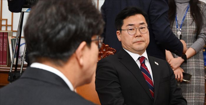 “훠이 물렀거라, 선출권력 나가신다!”