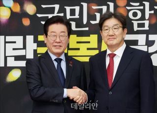 [12/18(수) 데일리안 퇴근길 뉴스] '대학 선후배' 권성동~이재명, 공개 발언선 은근 신경전…비공개 땐 화기애애 등