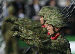 日, 자위대 인력난에 처우 개선…"수당 올리고 정년 늘린다"