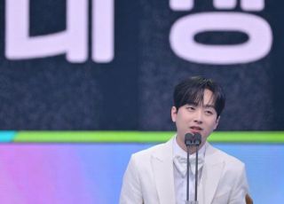 전현무·유재석 꺾었다…이찬원, KBS 연예대상서 예능인으로 ’정상‘