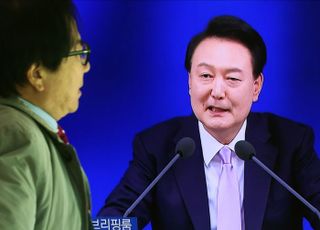 민주당 "尹의 일탈적 결정, '무속 지령'이었나"