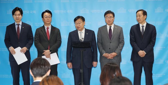 與 "野 추천 헌법재판관 후보자, 노골적 진보 성향…즉시 철회해야"