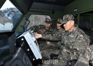 "유사시 주저없이 힘 보여줄 것"…합참의장, 육군7군단 방문해 대비태세 강조