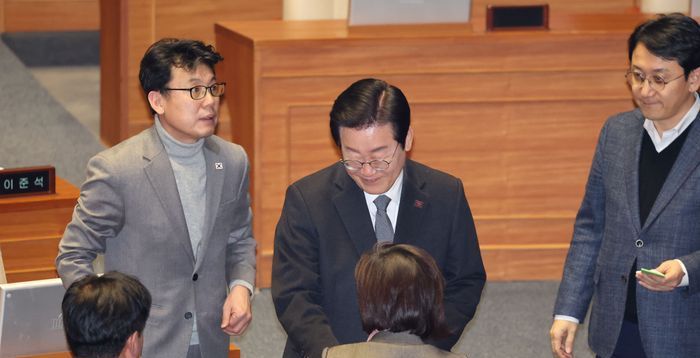 정치지도자 선호도 1위 이재명…중도층 못 잡는 이유는