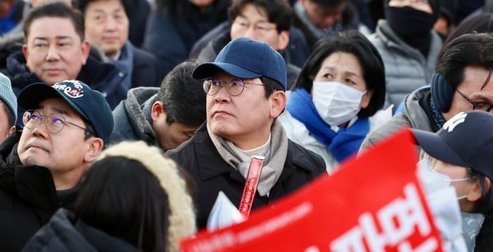 줄탄핵 찬반 대규모 집결…野 전유물 여기던 '광장 정치' 중대기로