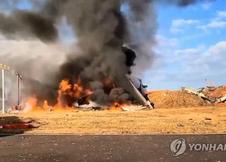 소방청 "무안공항 사고 여객기, 43분만에 초진…수색작업 중"