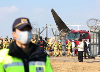 ‘무안참사 현장’ 찾은 崔대행 “단 한명이라도 더 살리도록 최우선”(종합)