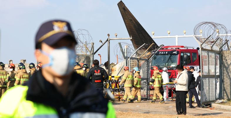 ‘무안참사 현장’ 찾은 崔대행 “단 한명이라도 더 살리도록 최우선”(종합)