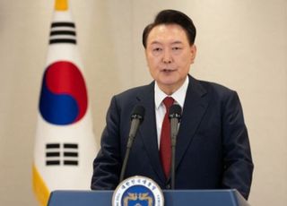 [속보] 尹 측 "체포영장 발부, 도저히 받아들이기 어려워…불법무효"