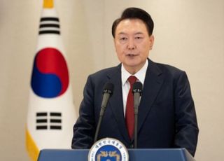 尹 측 "체포영장 발부, 불법 무효…납득 어렵고 대단히 유감"