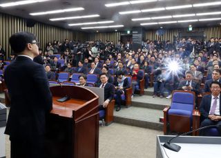 '내홍의 해'…동지끼리 총질하다 한해 보낸 국민의힘