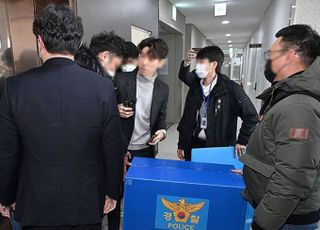 경찰, 이틀째 무안공항 압수수색 중…제주항공 대표 출국 금지