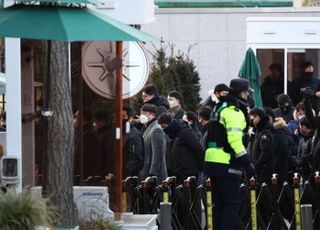 공수처 "관저 200m까지 접근했지만 군인·경호처 벽 쌓고 개인 화기도 휴대…尹 못 만나"