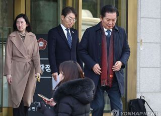 "내란 현재 진행형" vs "내란 아냐"…尹대통령 탄핵심판 2차 공방