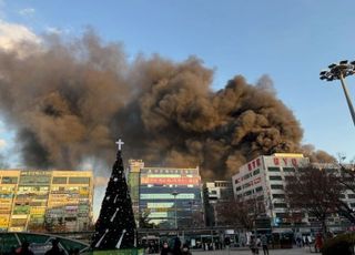 [속보] 야탑역 인근 8층 건물에 화재 '다수 고립중'…소방, 대응 2단계 발령