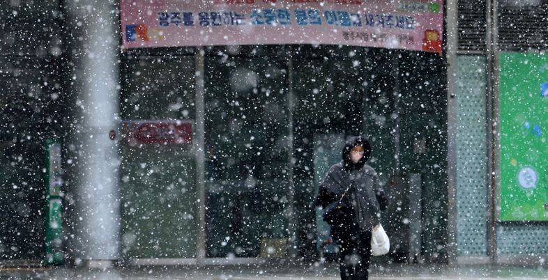 [오늘 날씨] 중부지방 중심 눈·비...빙판길 주의 '낙상' 사고 피하려면?