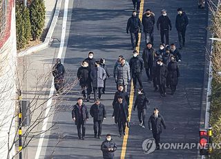 공수처, 尹체포영장 집행 경찰에 일임하고 기간 연장 신청…법리도 검토중