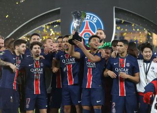 우승 복 터진 이강인, PSG 동료들과 프랑스 슈퍼컵 정상