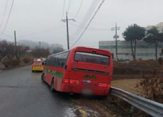 화성서 빙판길에 미끄러진 통근버스…창문 부수고 44명 구조