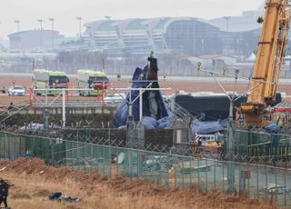 [제주항공 무안참사] 활주로 14일까지 폐쇄 연장…사조위, FDR 들고 미국 출국