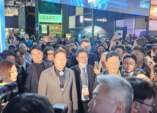 [CES 2025·포토] 최태원, 취재진 몰리자 ‘긴장’...한종희와 새해덕담