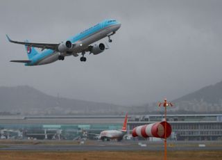 대설에 피해 속출…항공기 136편, 여객선 77척 줄줄이 결항