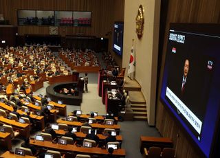 긴급현안질문, 항공참사 대책 오간 데 없고 '체포' '내란죄 철회' 논쟁