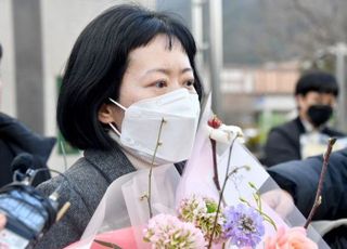 '24년의 누명'…'친부 살해' 무기수 김신혜, 재심 무죄 [뉴스속인물]