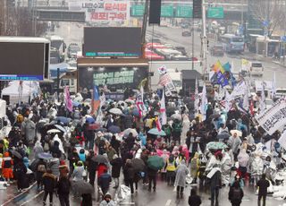 대통령 관저 인근 집회 참가자 '커터칼로 위협' 남성 체포