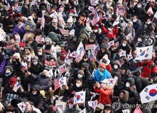 언총 "공영방송 집회 시위 보도, 균형 잃다" [미디어 브리핑]