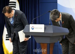 돌연 의대증원 ‘원점 재검토’?…국민 위해 꼭 필요하다던 2000명 어디로