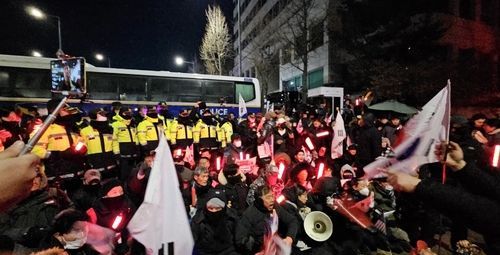 경찰,관저 앞 尹 지지자 연좌농성 강제해산…진입로 확보