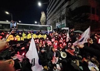 [속보] 경찰, 매봉산 등산로 통해서도 관저 진입 시도