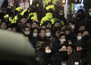 "아비규환"…국민의힘 의원 20여명 관저앞 '인간띠', 尹 체포영장 집행 항의