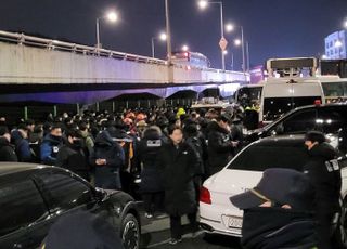 [속보] 공수처, 현장 확성기로 "김성훈 경호차장 체포 위해 출입문 개방하라"