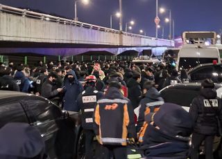 [속보] 경찰, 사다리 타고 관저 진입 성공