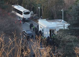 [속보] 윤 대통령 이동시 경호방안 협의중…호송차 대신 경호전용 차량 탑승할 듯