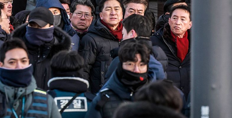 울면서 큰절·공수처 비난 SNS…'尹체포' 당면한 與의원들 반응은