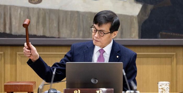 이창용 "경기만 보면 인하했어야…정치 리스크 때문 동결"(종합)